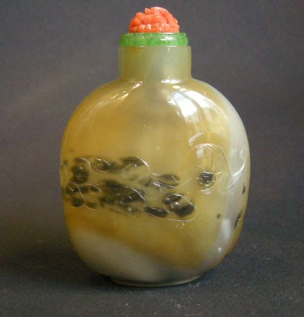 Glass snuff bottle sculpted imiting Agate